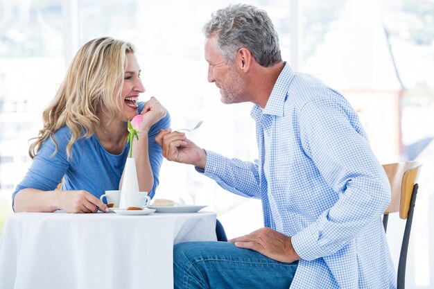 Feliz, pareja madura, comida