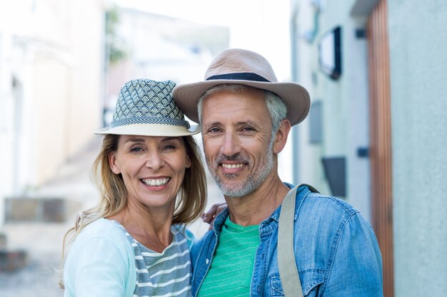 Feliz pareja madura por la construcción