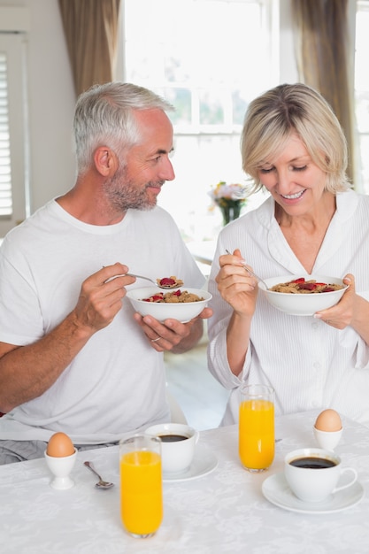 Feliz pareja madura desayunando