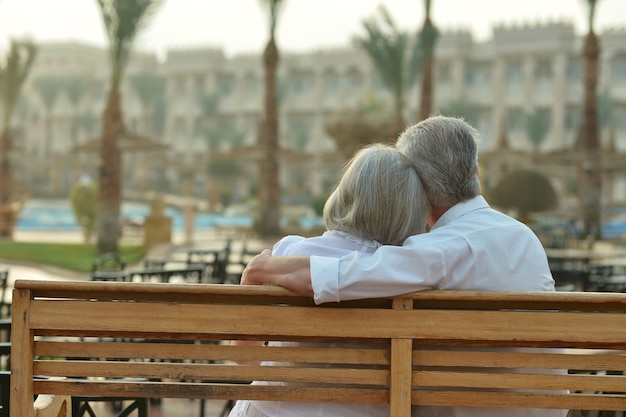 Feliz pareja madura disfrutar de aire fresco y una vista impresionante de vacaciones