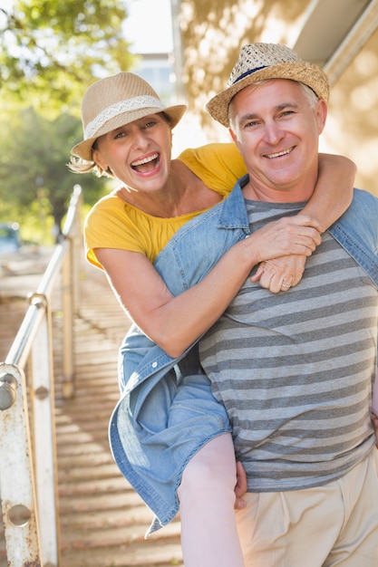 Feliz pareja madura divirtiéndose en la ciudad