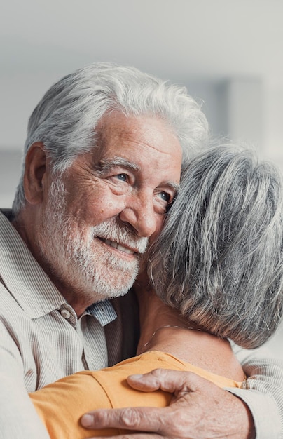 Feliz pareja madura enamorada abrazándose riendo marido y mujer de cabello gris con los ojos cerrados bandera horizontal de mediana edad familia sonriente disfrutando de un momento tierno matrimonio feliz sentimientos sinceros