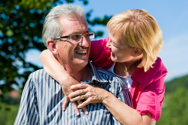 Feliz pareja madura o senior caminar