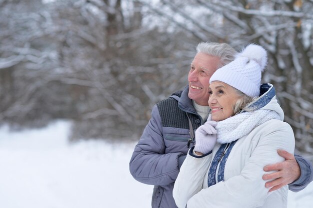 Feliz pareja madura posando al aire libre en invierno