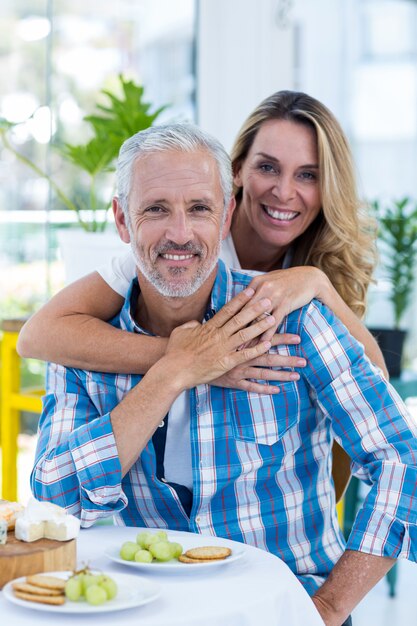 Feliz pareja madura en restaurante