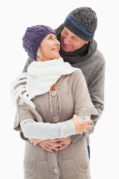 Feliz pareja madura en ropa de invierno abrazando