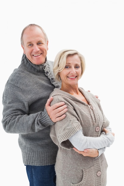 Foto feliz pareja madura en ropa de invierno