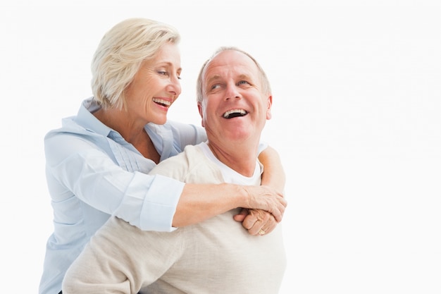 Feliz pareja madura sonriendo el uno al otro