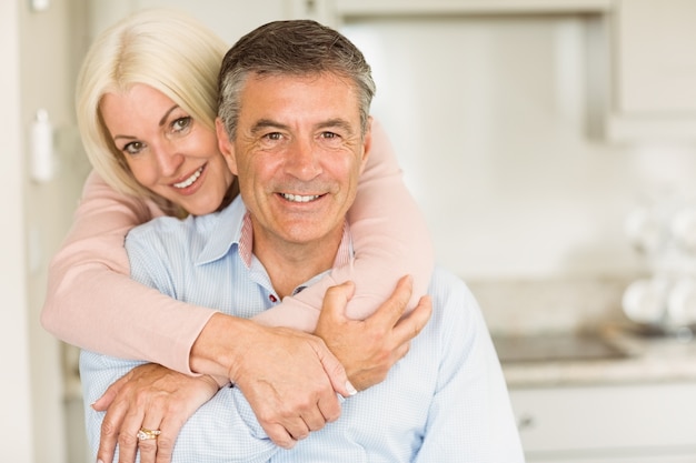 Feliz pareja madura sonriendo juntos