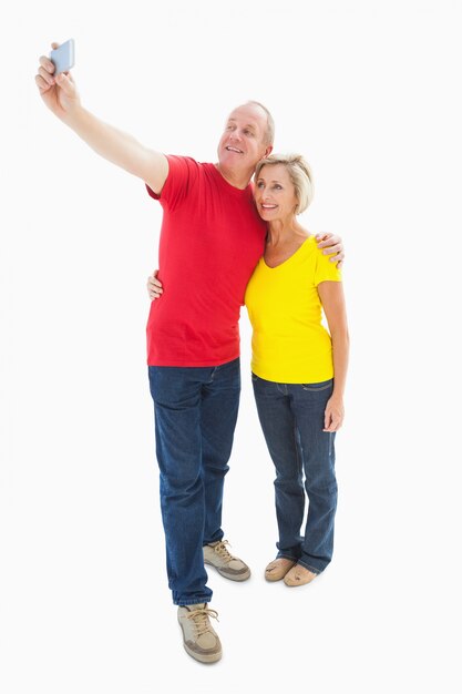 Feliz pareja madura tomando una selfie juntos