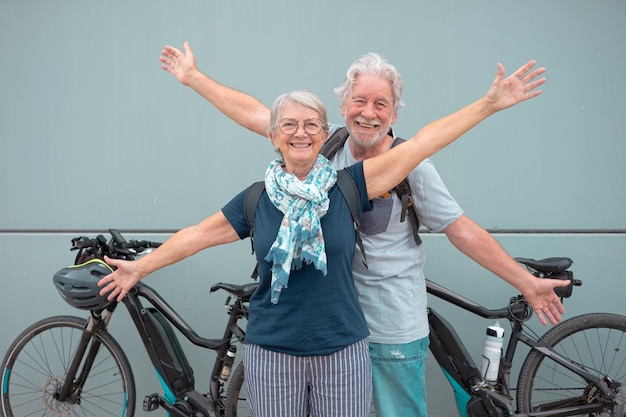 Feliz pareja mayor disfrutando de la actividad deportiva con sus bicicletas eléctricas estilo de vida saludable y activo
