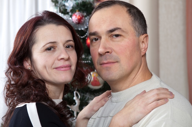 Feliz pareja de mediana edad celebrando la Navidad