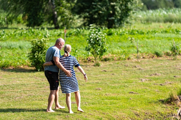 Feliz pareja de mediana edad está caminando en el concepto de relación feliz jardín