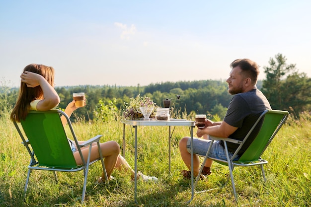 Feliz pareja de mediana edad relajándose juntos al aire libre