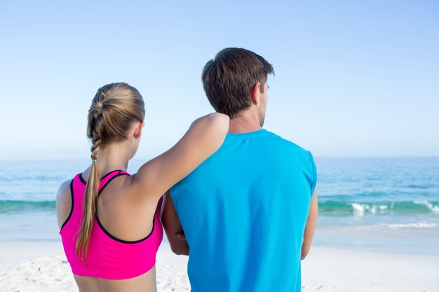 Feliz pareja mirando el mar