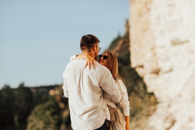 Feliz pareja mirándose y sonriendo