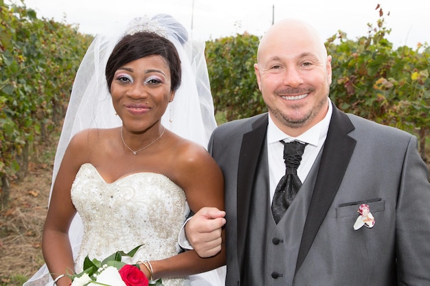 Feliz pareja mixta en foto de boda novia negra y novio caucásico enamorado