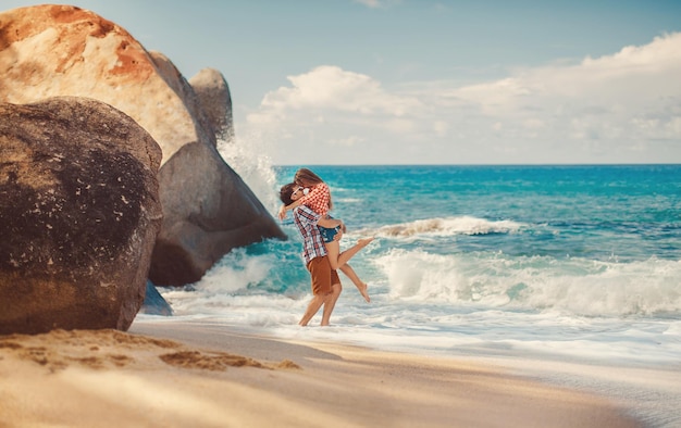 feliz pareja de mujer y hombre en la playa