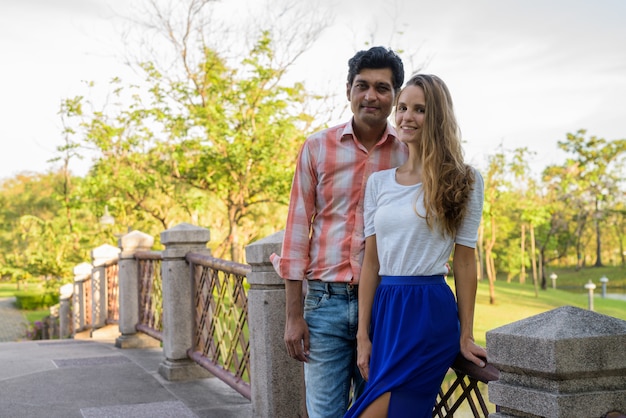 Feliz pareja multiétnica sonriendo y enamorado