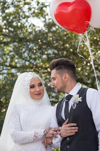 Una feliz pareja musulmana romántica en el parque de verano Ceremonia del día de la boda musulmana