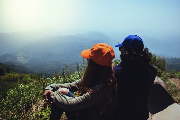 feliz pareja en la naturaleza