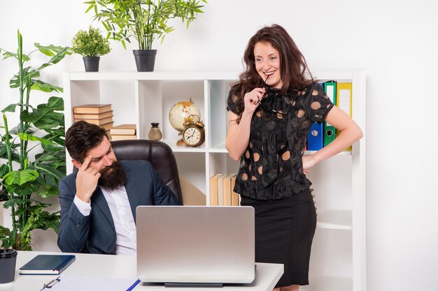 Feliz pareja de negocios de hombre y mujer de carrera trabajan en oficina profesional