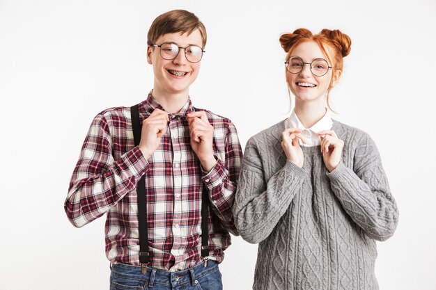 Feliz pareja de nerds de la escuela