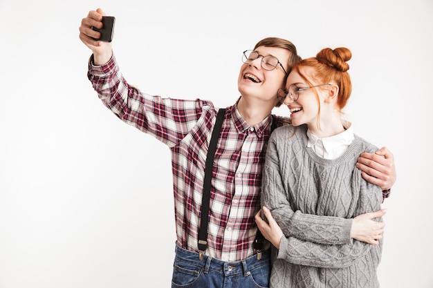 Feliz pareja de nerds de la escuela