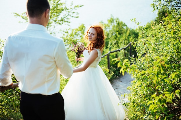 Feliz pareja novia en un día de verano al aire libre