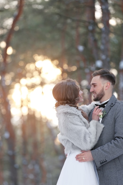 Feliz pareja de novios al aire libre el día de invierno