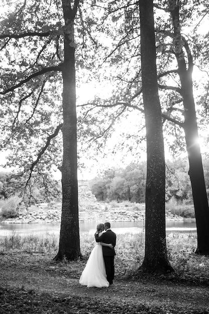 Feliz pareja de novios disfrutan mutuamente en el parque El concepto de juventud ama la moda y el estilo de vida