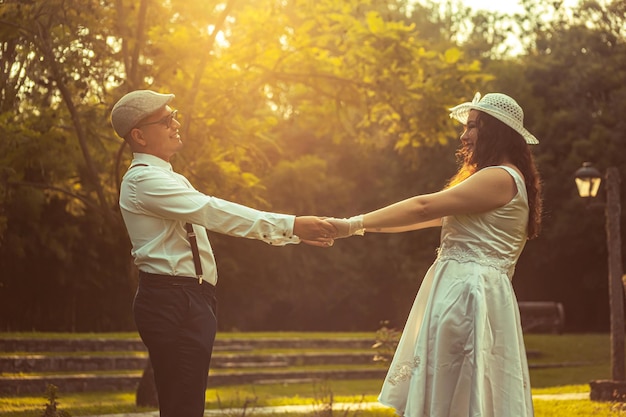 Foto feliz pareja de novios en un hermoso paisaje natural