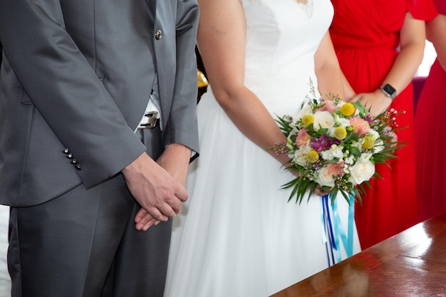 Feliz pareja de novios juntos durante la celebración del matrimonio