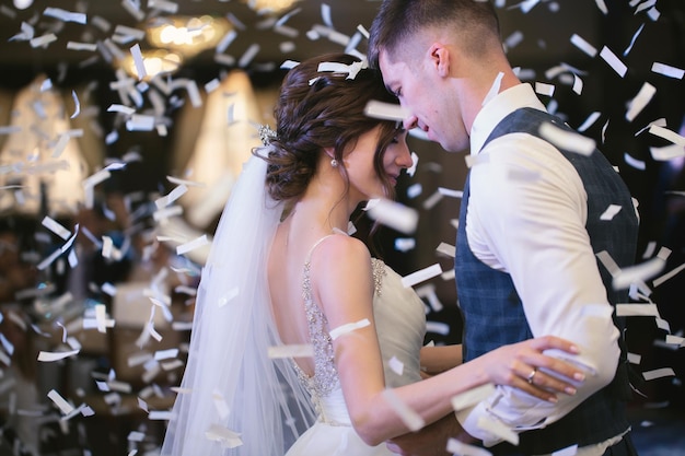 Feliz pareja de novios realiza el primer baile en un restaurante Momentos románticos