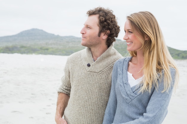 Feliz pareja ocasional en la playa