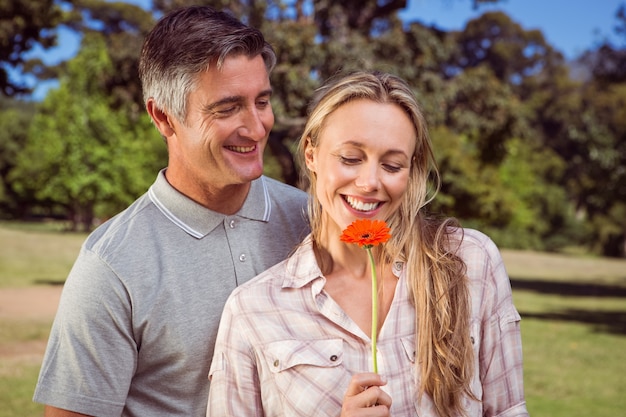 Feliz pareja en el parque