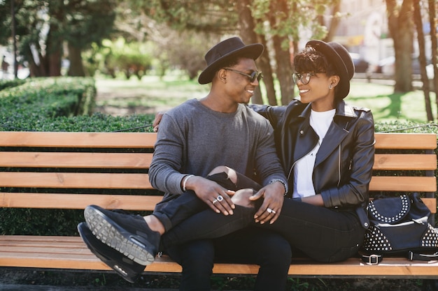 Feliz pareja en el parque