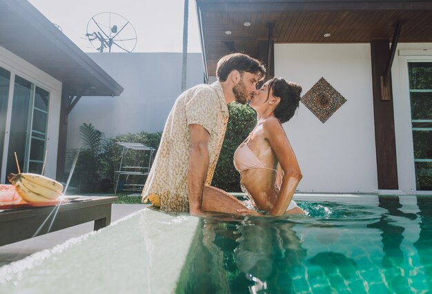 Feliz pareja pasar tiempo en una hermosa casa de vacaciones