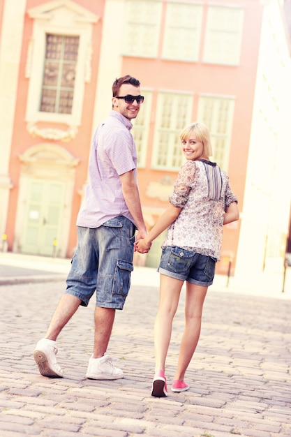 feliz pareja paseando por la ciudad