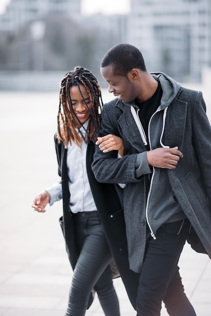 Feliz pareja de peatones. Afroamericano alegre. Jóvenes con estilo en la calle, relaciones de amor juvenil, concepto de belleza