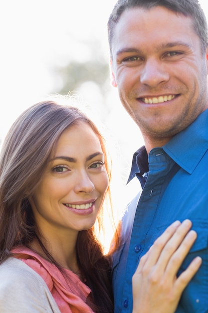 Feliz pareja de pie afuera