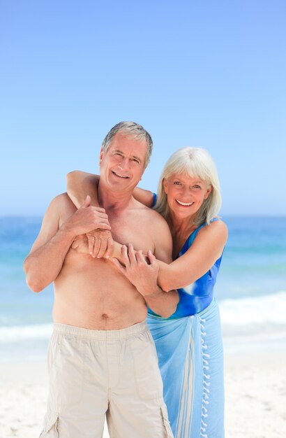 Feliz pareja en la playa