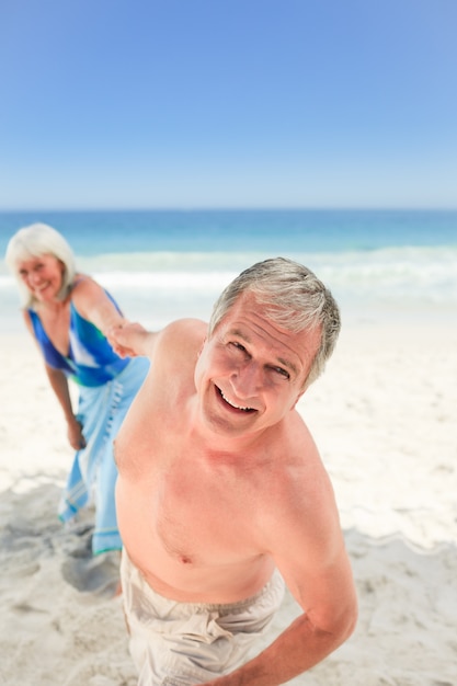 Feliz pareja en la playa