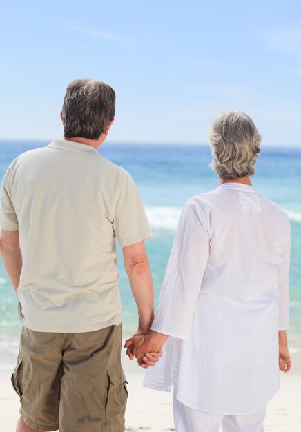 Feliz pareja en la playa