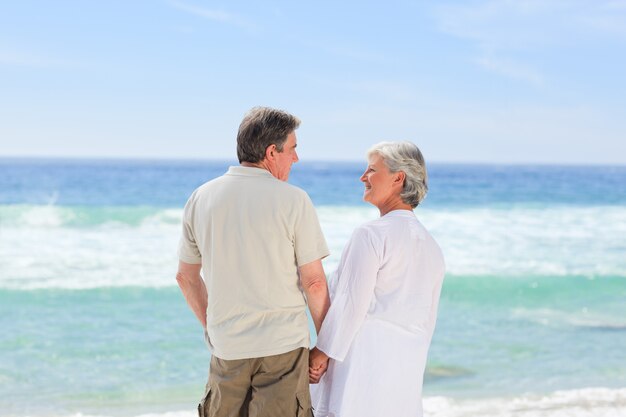 Feliz pareja en la playa