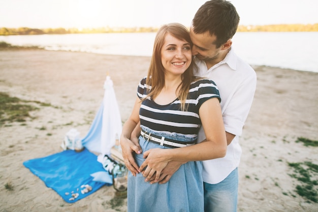 Feliz pareja en la playa