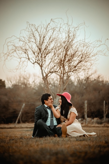 Feliz pareja posando en el campo recién casados novios