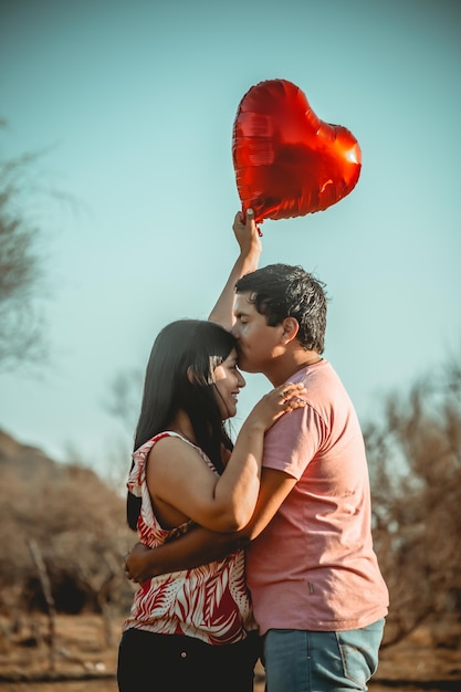 Feliz pareja posando en el campo recién casados novios