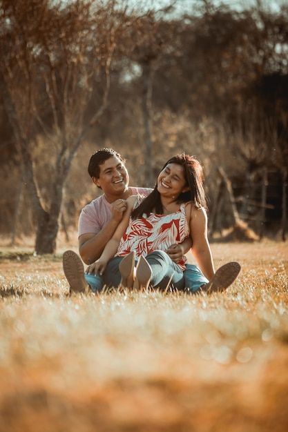 Feliz pareja posando en el campo recién casados novios