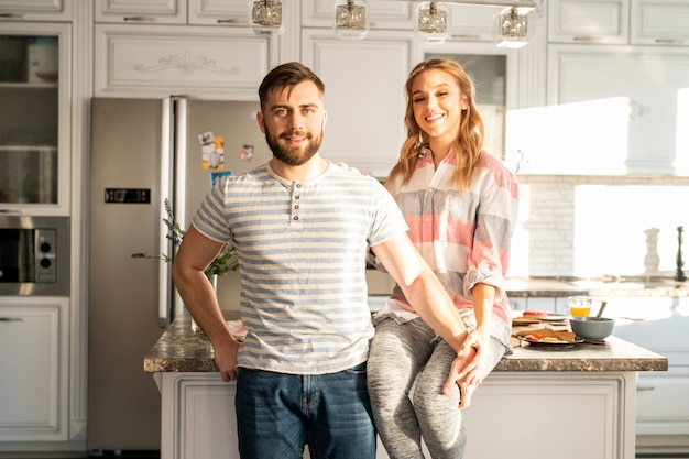 Feliz pareja posando en casa